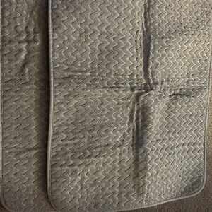 2 Taupe drying mats.